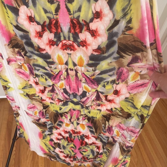 Beautiful maxi dress designed by Lily Aldridge for velvet. Floral design - Picture 4 of 8